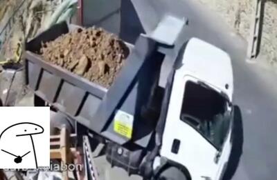 سقوط وحشتناک کامیون هنگام تخلیه شن در تهران