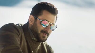  تاریخ وبگردی |سلمان خان در جشن تولد 59سالگی‌اش با تیپ متفاوت