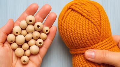  با کاموا و مهره های چوبی این آویز خاص و زیبا رو بساز !