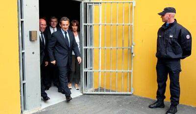  رئیس جمهور اسبق خود را به زندان معرفی کرد