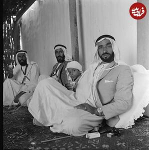  عکس/ چهره متفاوت شیخ زاید پادشاه امارات ۶۰ سال پیش با لباس سنتی | اقتصاد24