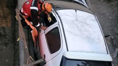  سقوط پژو ۲۰۶ در عمق ۳ متری گودبرداری در مشهد+ فیلم