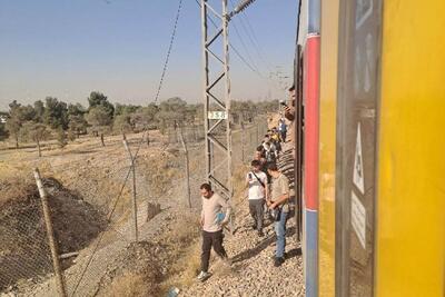  حرکت مترو تهران - کرج متوقف شد |  مردم روی ریل به مسیرشان ادامه دادند +تصاویر