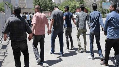  نزاع عجیب و پرتاب سنگ بین ۲۲ نفر در یک محله! + ویدئو | لحظات پرتاب سنگ و صحنه‌های عجیب را ببینید