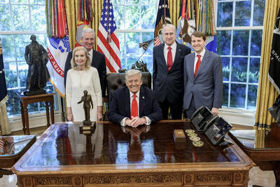  سرانجام آمریکایی‌ها به ترامپ جایزه صلح دادند