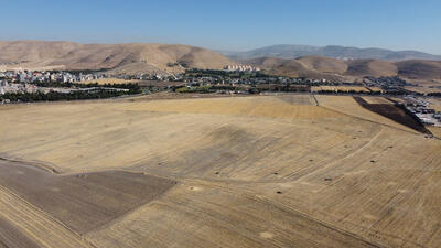  احتمال وجود بقایای یک ارگ تاریخی در تپه چیابافت اسلام‌آبادغرب/ کشاورزان تپه باستانی را شخم زده‌اند