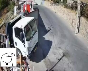  سقوط وحشتناک کامیون هنگام تخلیه شن در تهران