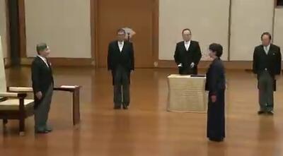  ببینید/ مراسم تنفیذ نخست وزیر ژاپن در حضور امپراطور ساده و بدون تجملات