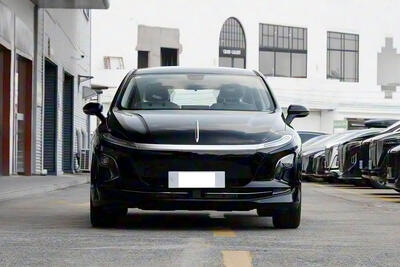  هونگچی E-QM5 با قابلیت تعویض باتری و قیمت ۱۲,۶۰۰ دلاری معرفی شد - پدال