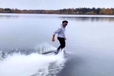  اختراع خلاقانه؛ کفش ساختن یه پره بهش وصله باهاش میرن تو آب راه میرن خیلی شیک و مجلسی