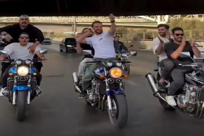  آواز شاد؛ پسرا رو موتور جوری حرکات موزون میرن که خیلیا رو زمین ثابت نمیتونن انجام بدن