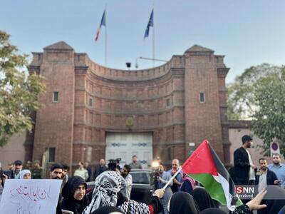  تجمع اعتراضی مقابل سفارت فرانسه در تهران؛ دختر ایران را آزاد کنید