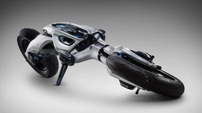  موتورسیکلت جدید یاماها پس از زمین خوردن دوباره می‌ایستد + ویدیو