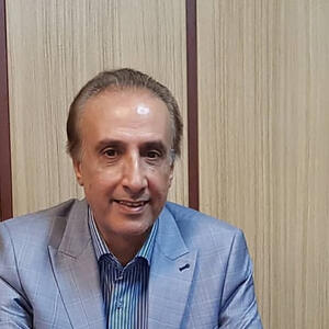 بیوگرافی محمدرضا حیاتی مجری و گوینده صدا و سیما +همسرش و علت اخراج شدنش - ویدائو مگ