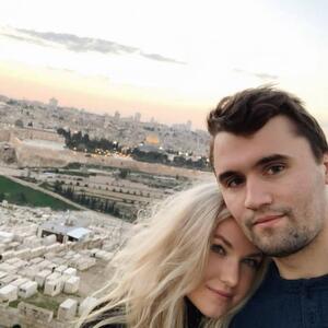 بیوگرافی همسر چارلی کرک| اریکا برنده زیباترین زن آمریکا +فرزندان و ترور شوهرش - ویدائو مگ