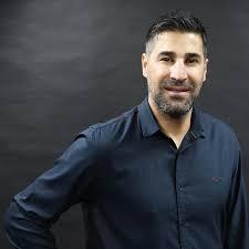 کُری مجری تلویزیون با هاشم بیک‌زاده