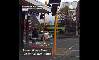  تندباد شدید در نیوزیلند زنی را به وسط خیابان پرتاب کرد (فیلم)