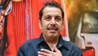عباس جمشیدی‌فر با تیپ خاص در شب پایانی «اجل معلق»/ بازیگر محبوب با عینک آفتابی آمد (عکس)