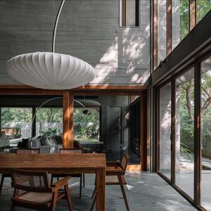 معماری منحصربه‌فرد این خانه با طبیعت یکی شده است