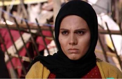  بازیگر زن سریال آوای باران و حیوان خانگی‌اش در یک کافه خیابانی