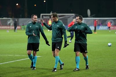  داوران دوقلو در بازی بارسا – المپیاکوس سوژه شدند!