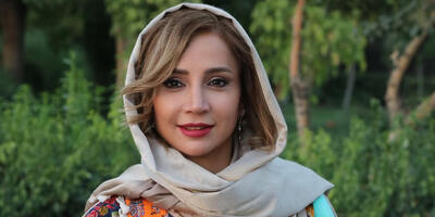  از شومیز گره‌ای تا شلوار طرح‌دار؛ استایل‌های خاص اما راحت شبنم قلی‌خانی در لندن - چی بپوشم