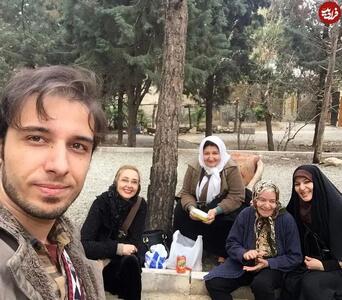  عکس/ چهره خندان و دیده نشده کتایون ریاحی در کنار خواهرانش | اقتصاد24
