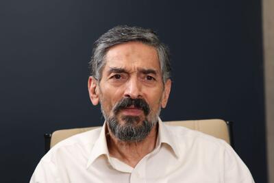 ویدیو/ سعید زیباکلام: در اثر نادانی می‌گویند «ایدئولوژی» مال حاکمیت و آخوندها بوده و یک چیز متعفن و ویرانگر است، اما «عقل جمعی» چیز نابی است/ تو را به خدا این کارها را نکنید، این ساده‌اندیشی‌ها و ساده‌لوحی‌ها؛ این‌طور نیست که «ایدئولوژی» مال کسانی باشد که در دهه ۵۰ بودند