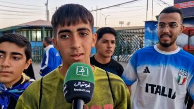 هوادار پرسپولیس که برای حمایت از استقلال به ورزشگاه آمده است