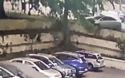  فیلم/ پارک کردن خودرو با پشتک وارونه زدن در هوا!