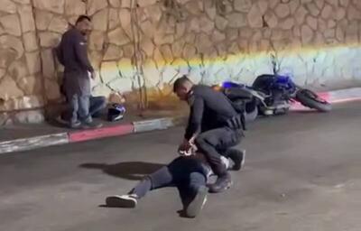  فیلم/ بازداشت وحشیانه دو جوان فلسطینی توسط پلیس اسرائیل