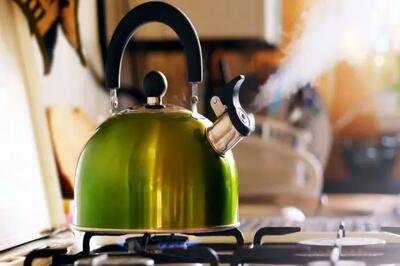  خطرات پنهان جوشاندن مجدد آب برای تهیه چای