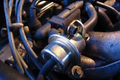  رگلاتور فشار سوخت خودرو چیست و چه عملکردی دارد؟ - پدال