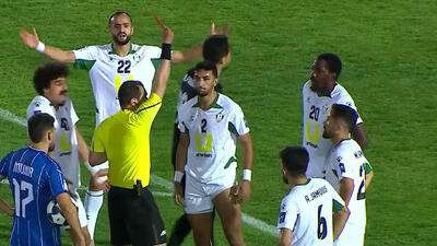  اخراج بازیکن الوحدات و 10 نفره شدن مقابل استقلال