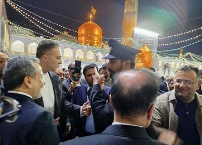 اقدام عجیب عراقچی در حرم امام رضا (ع) که موجب تعجب همه شد! + عکس