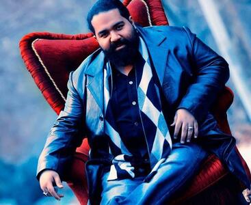  تاریخ وبگردی | تصویری جدید از «رضا صادقی» خواننده محبوب در کنار خانواده اش با استایلی مشکی