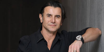  امین حیایی با کت پوست‌ماری صحنه را تسخیر کرد! - چی بپوشم