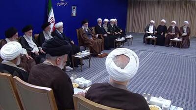  فیلم کامل بیانات رهبر انقلاب در دیدار با دست‌اندرکاران برگزاری گردهمایی بین‌المللی بزرگداشت آیت‌الله میرزا محمّدحسین نائینی