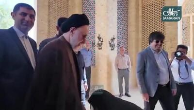 قابی متقاوت از سید محمد خاتمی در مزار آیت الله سید روح الله خاتمی/ بانوی سالخورده: دست بده طبق فتوای آقای خمینی+ فیلم