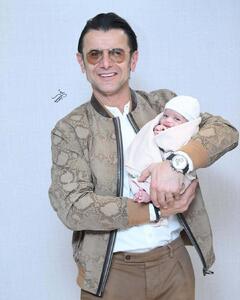  عکس/ امین حیایی در کنار کوچک‌ترین هوادارش | اقتصاد24