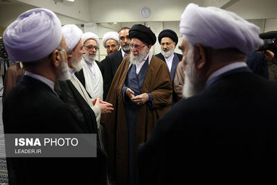  دیدار دست‌اندرکاران کنگره بین‌المللی علامه میرزای نائینی با رهبر انقلاب