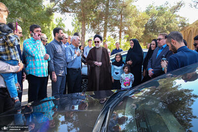  گفت و گوی صمیمی سید محمد خاتمی با اقشار مختلف مردم در گلزار شهدای اردکان
