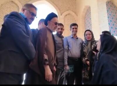  بانوی سالخورده یزدی خطاب به خاتمی: دست بده طبق فتوای آقای خمینی / خاتمی: غیر از آقای خمینی هم این را قبول داشتند