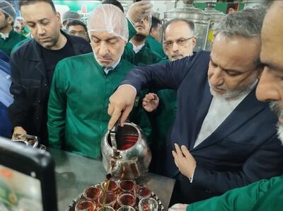  عراقچی در چایخانه حرم مطهر رضوی حضور یافت