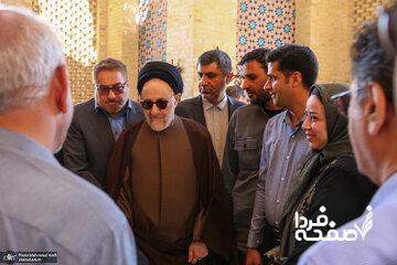 گفت و گوی جالب بین خاتمی و یک خانم مسن در مورد فتوای امام برای دست دادن زن و مرد + تصویر و جزئیات