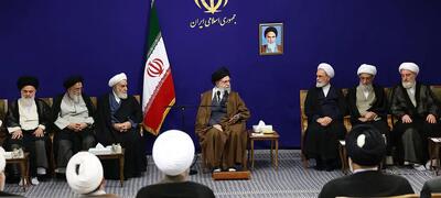 تصاویری جدید از رهبر انقلاب در دیدار با دست‌اندرکاران کنگره بین‌المللی علامه میرزای نائینی