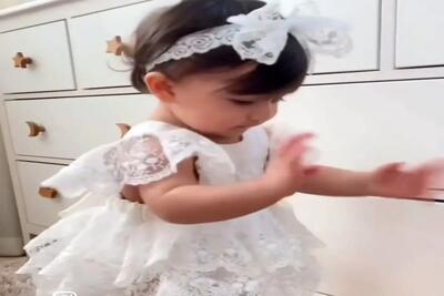  آواز شاد؛ به دختر بچه ی شیرین لباس تازه هاشو پوشوندن از شوق شروع کرد رقصیدن عسل ریزه
