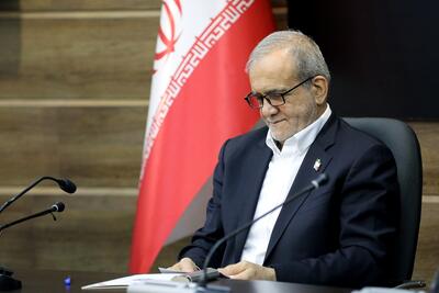 پزشکیان: دست کسی که بتواند یک راه‌حل بهتری برای برون رفت از مشکلات ارائه کند می‌بوسیم + فیلم