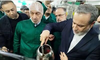 پذیرایی عراقچی از زائران امام رضا (ع)