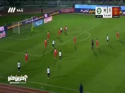 ضربه سر بازیکن ذوب آهن به شکلی خطرناک از کنار دروازه پرسپولیس به بیرون رفت